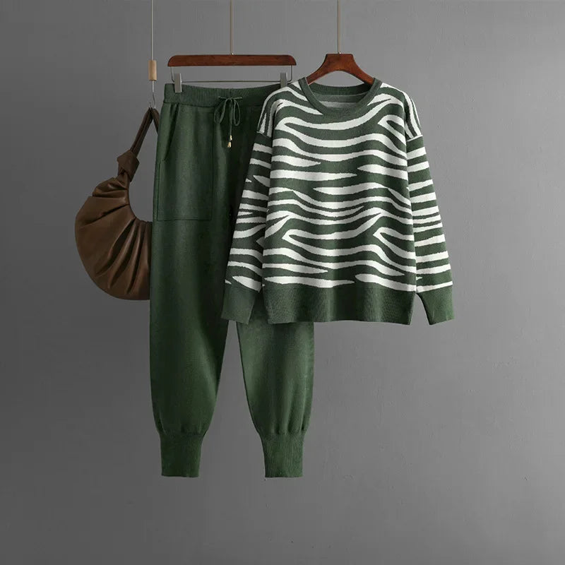 Delaney Women's Cashmere Set – Chic Zebra Pattern, Soft & Comfortable