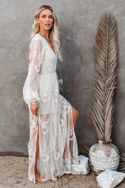 Robe Longue Femme Nemia – Robe Bohème Blanche en Dentelle avec Décolleté Plongeant & Fente Haute