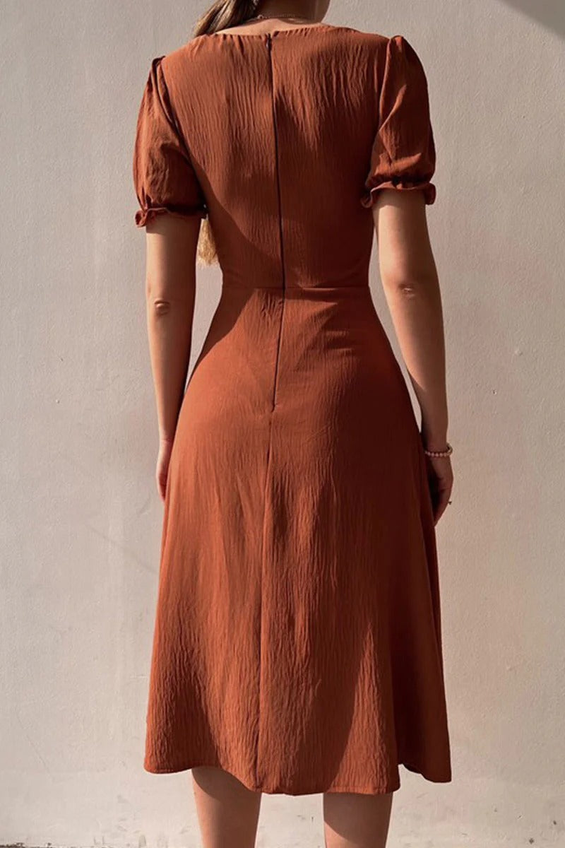 Meryl Robe Mi-Longue Femme – Robe Évasée à Col V avec Boucle Déco & Manches Courtes