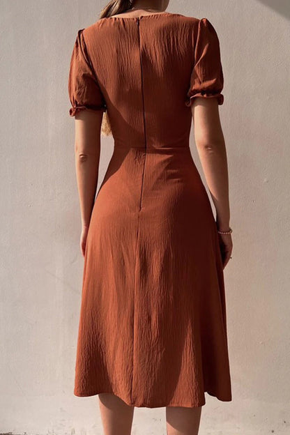 Meryl Robe Mi-Longue Femme – Robe Évasée à Col V avec Boucle Déco & Manches Courtes