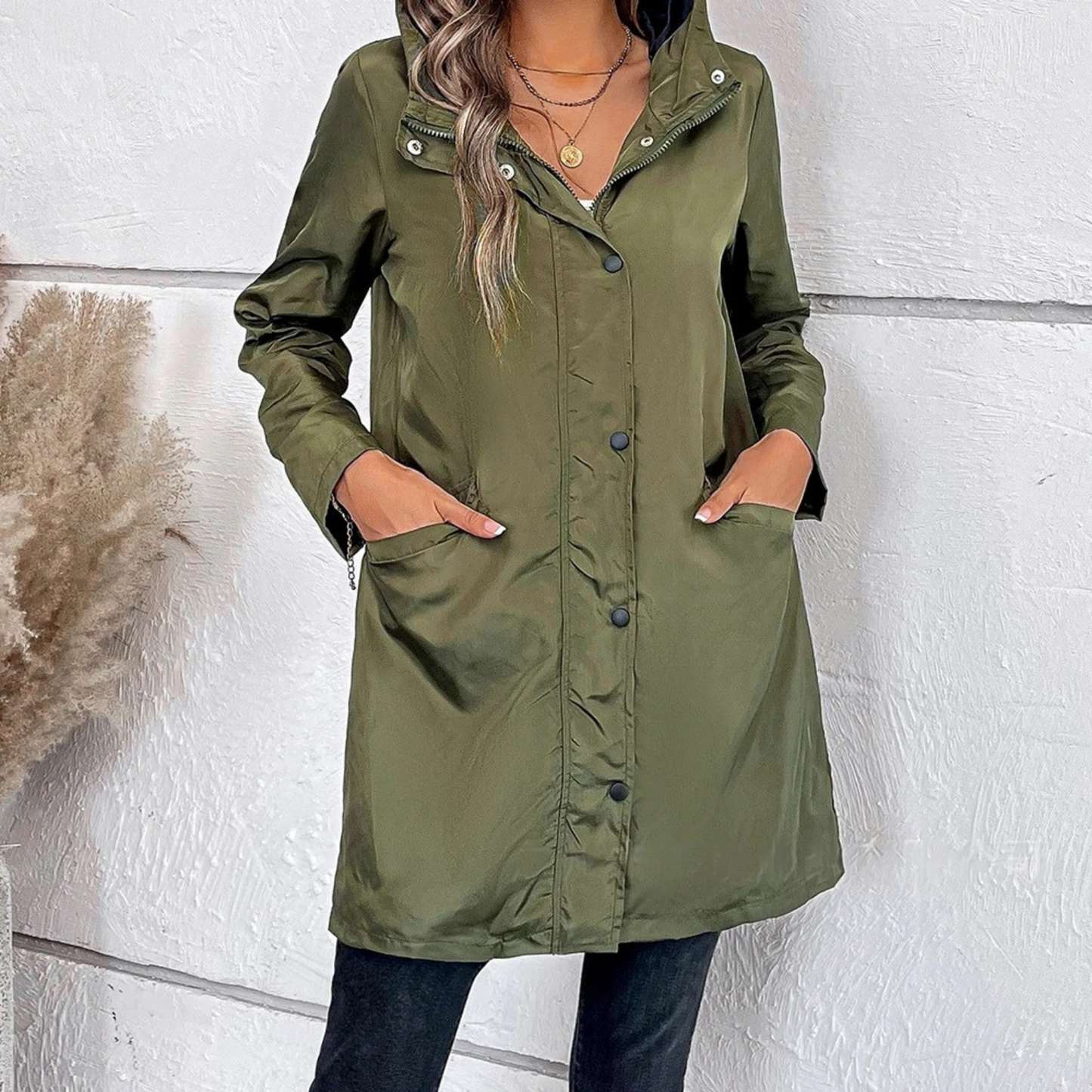 Arya Veste Coupe-Vent Femme – Imperméable Légère avec Capuche & Poches Pratiques