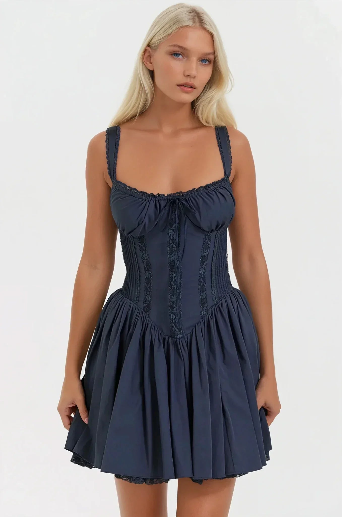 Syra Robe Courte Femme – Robe Corset Satinée avec Jupe Babydoll Évasée & Finitions Dentelle