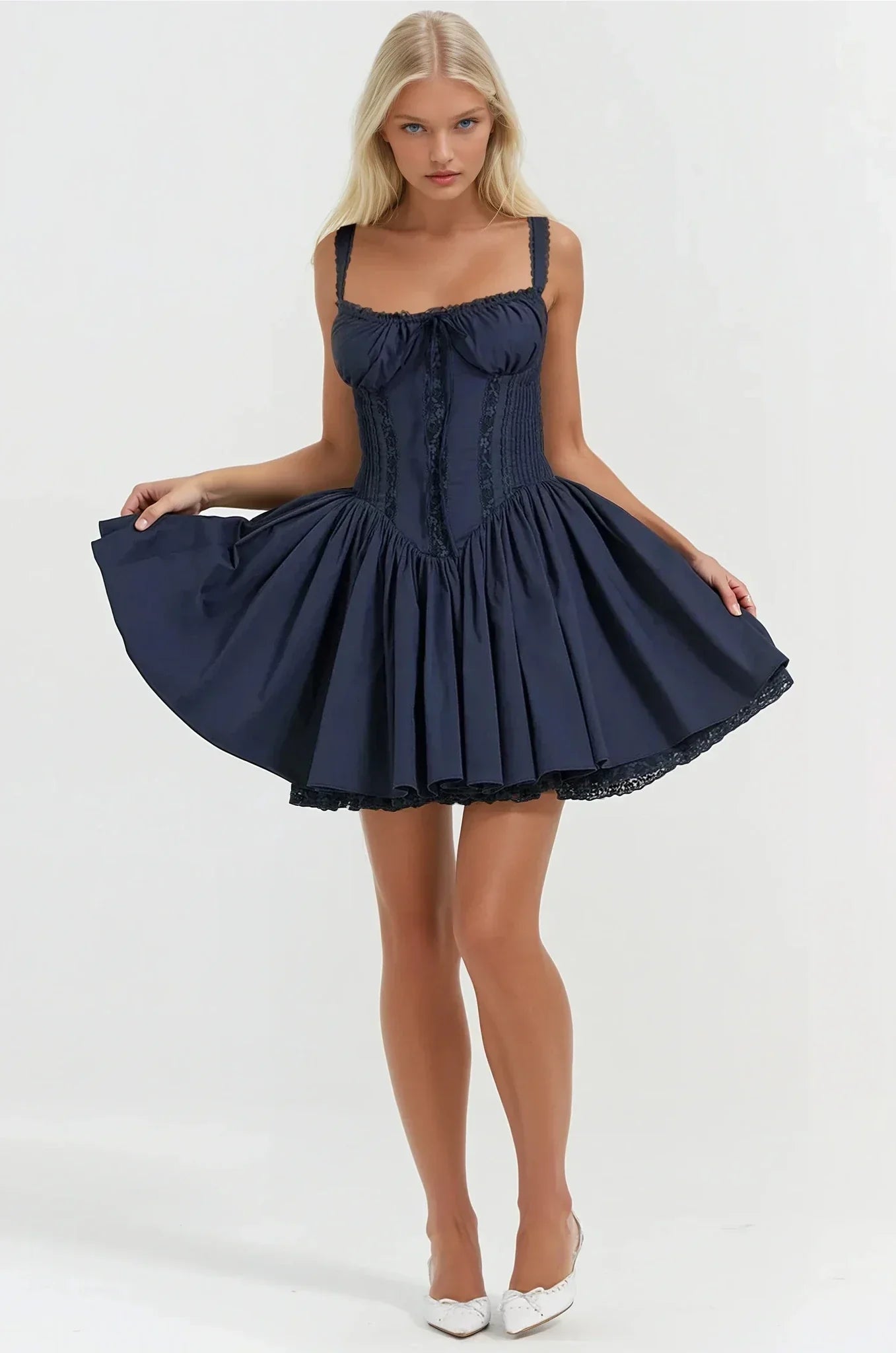 Syra Robe Courte Femme – Robe Corset Satinée avec Jupe Babydoll Évasée & Finitions Dentelle