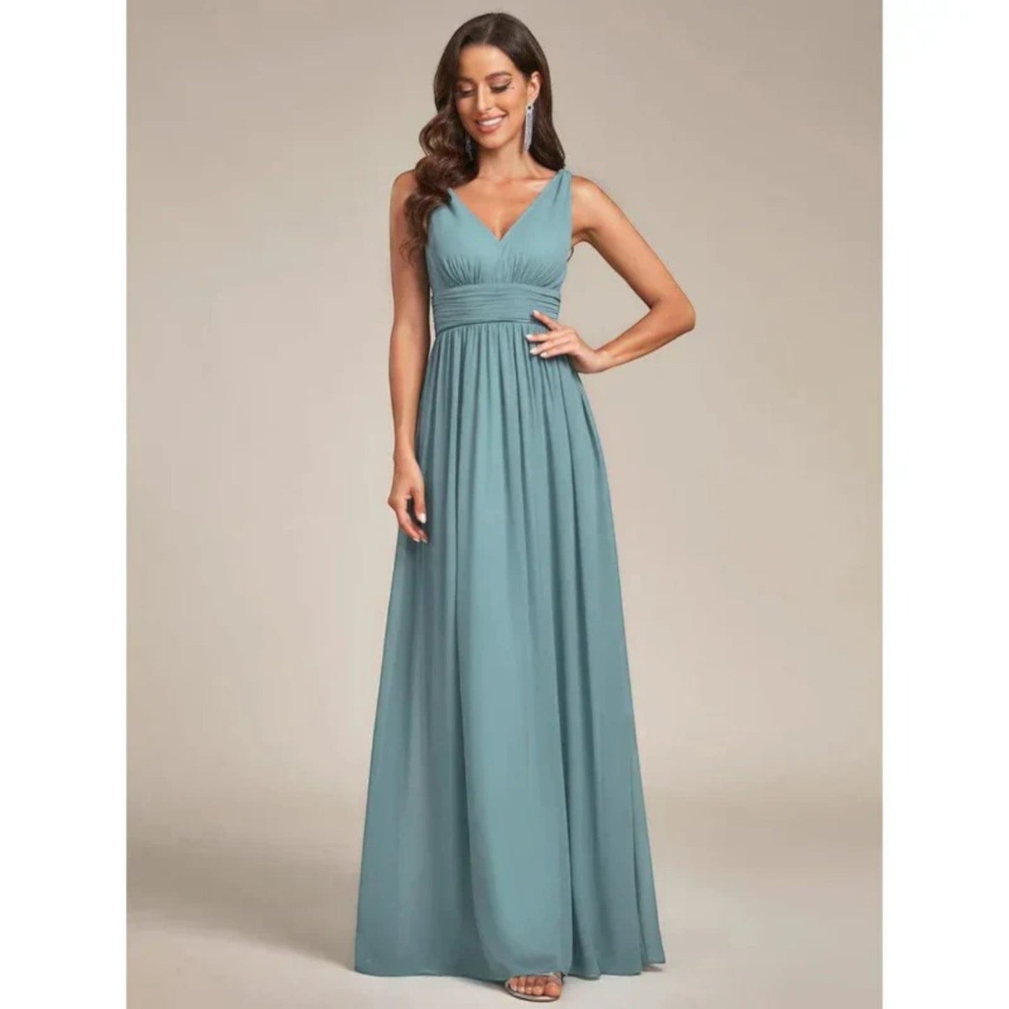 Gilda Robe Élégante avec Scolle à V – Raffinement et Femmes dans Chaque Occasion Spéciale
