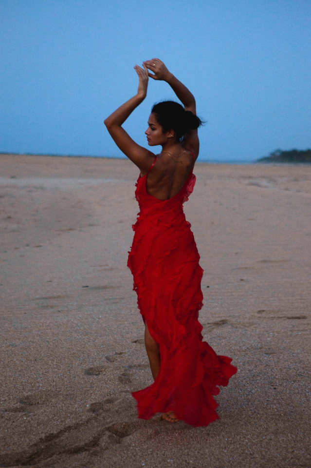 Robe Longue Femme Ashtine – Robe d’Été Légère à Volants avec Jupe à Étages & Look de Plage