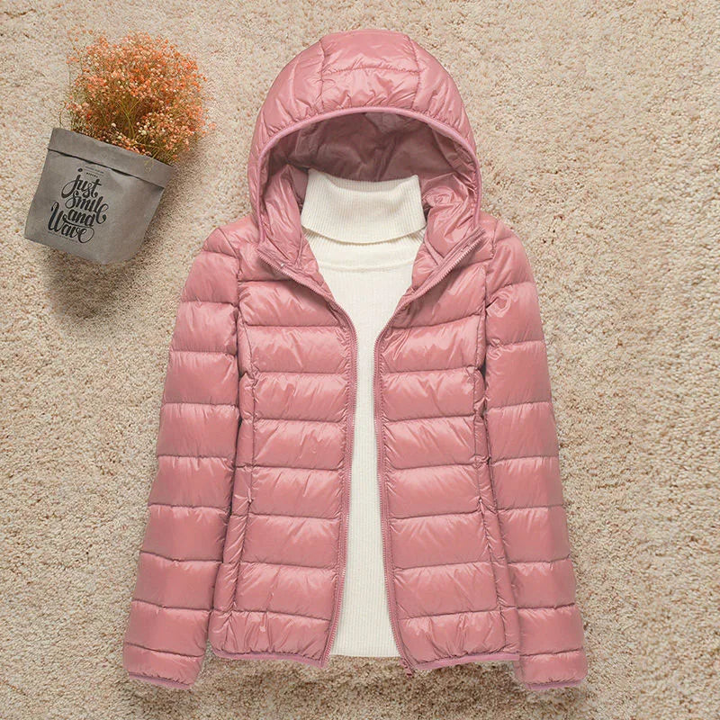 Daphne Veste Mi-Saison Femme – Doudoune Légère avec Capuche Élégante & Coupe Slim