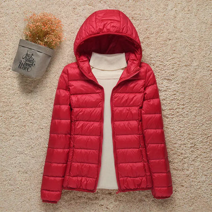 Daphne Veste Mi-Saison Femme – Doudoune Légère avec Capuche Élégante & Coupe Slim