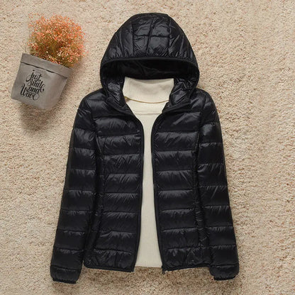 Daphne Veste Mi-Saison Femme – Doudoune Légère avec Capuche Élégante & Coupe Slim