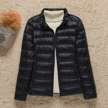 Daphne Veste Mi-Saison Femme – Doudoune Légère avec Capuche Élégante & Coupe Slim