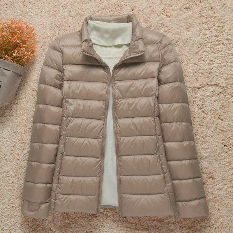 Daphne Veste Mi-Saison Femme – Doudoune Légère avec Capuche Élégante & Coupe Slim