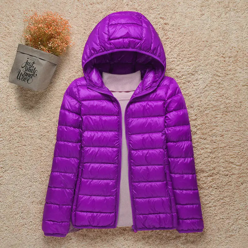 Daphne Veste Mi-Saison Femme – Doudoune Légère avec Capuche Élégante & Coupe Slim