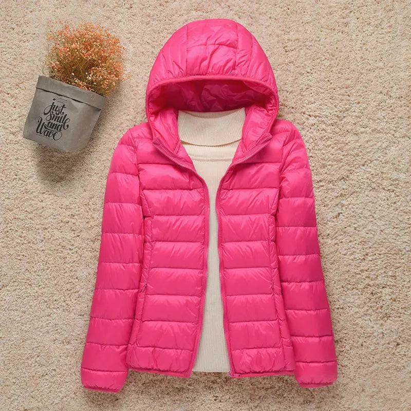 Daphne Veste Mi-Saison Femme – Doudoune Légère avec Capuche Élégante & Coupe Slim
