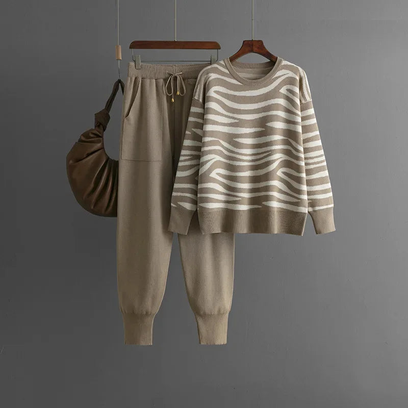 Delaney Women's Cashmere Set – Chic Zebra Pattern, Soft & Comfortable