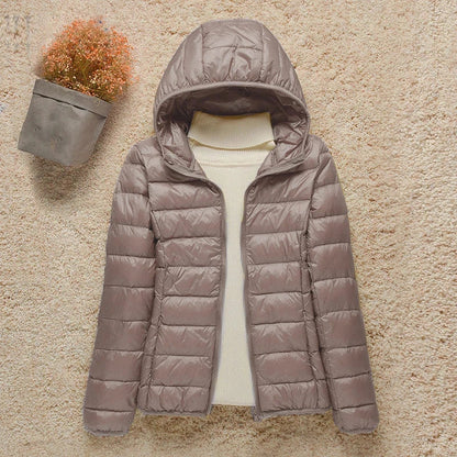 Daphne Veste Mi-Saison Femme – Doudoune Légère avec Capuche Élégante & Coupe Slim