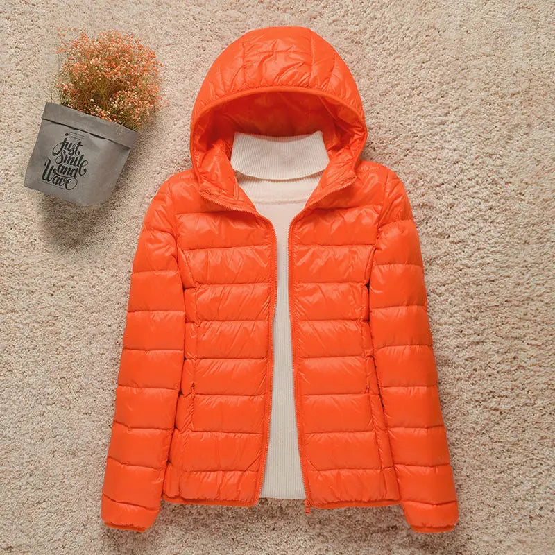Daphne Veste Mi-Saison Femme – Doudoune Légère avec Capuche Élégante & Coupe Slim