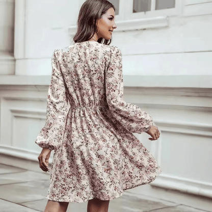 Selina Robe Mini Femme – Imprimé Floral Romantique avec Col V et Coupe Ajustée et Fluide
