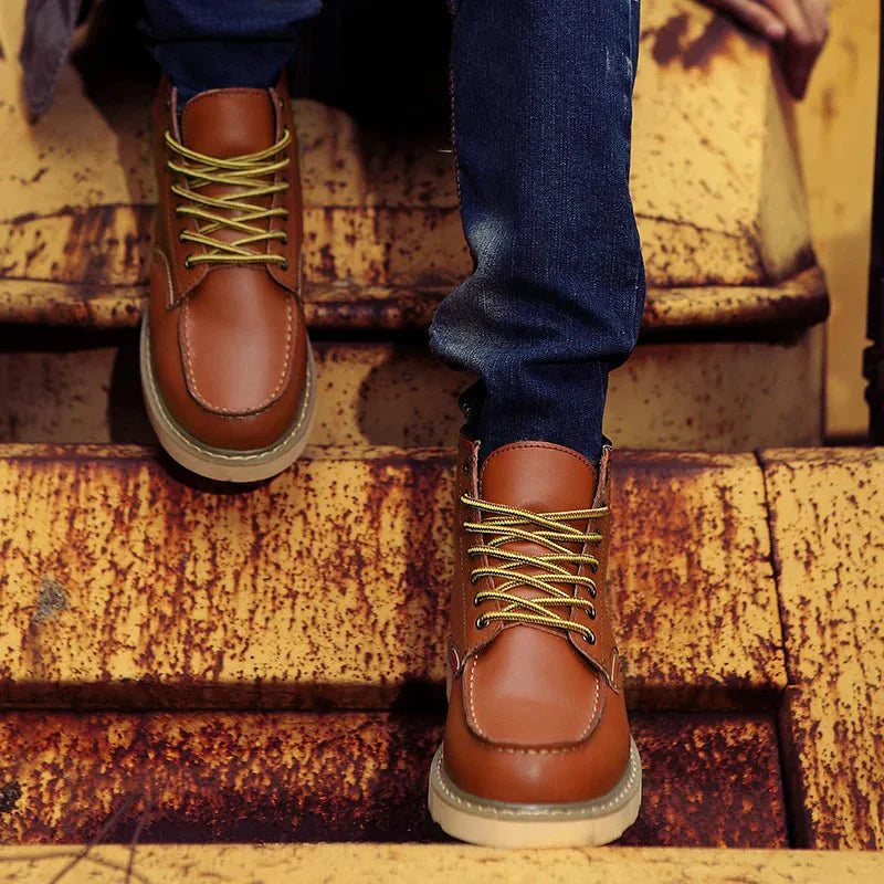 Sandro Bottes d’Hiver en Cuir pour Homme – Bottes Hautes Rétro à Lacets avec Coupe Premium