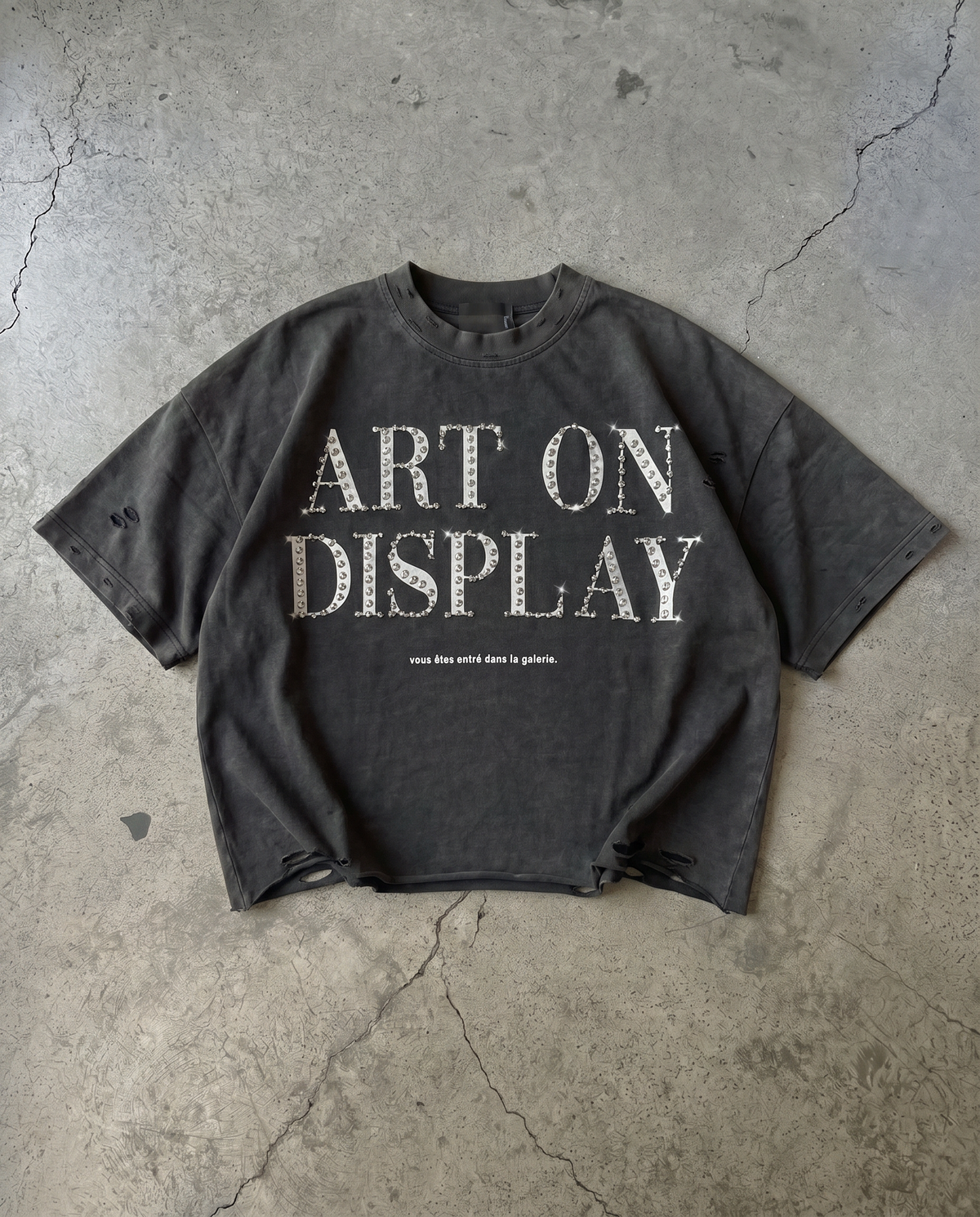 "ART ON DISPLAY" RHINESTONE DISTRESSED TEE