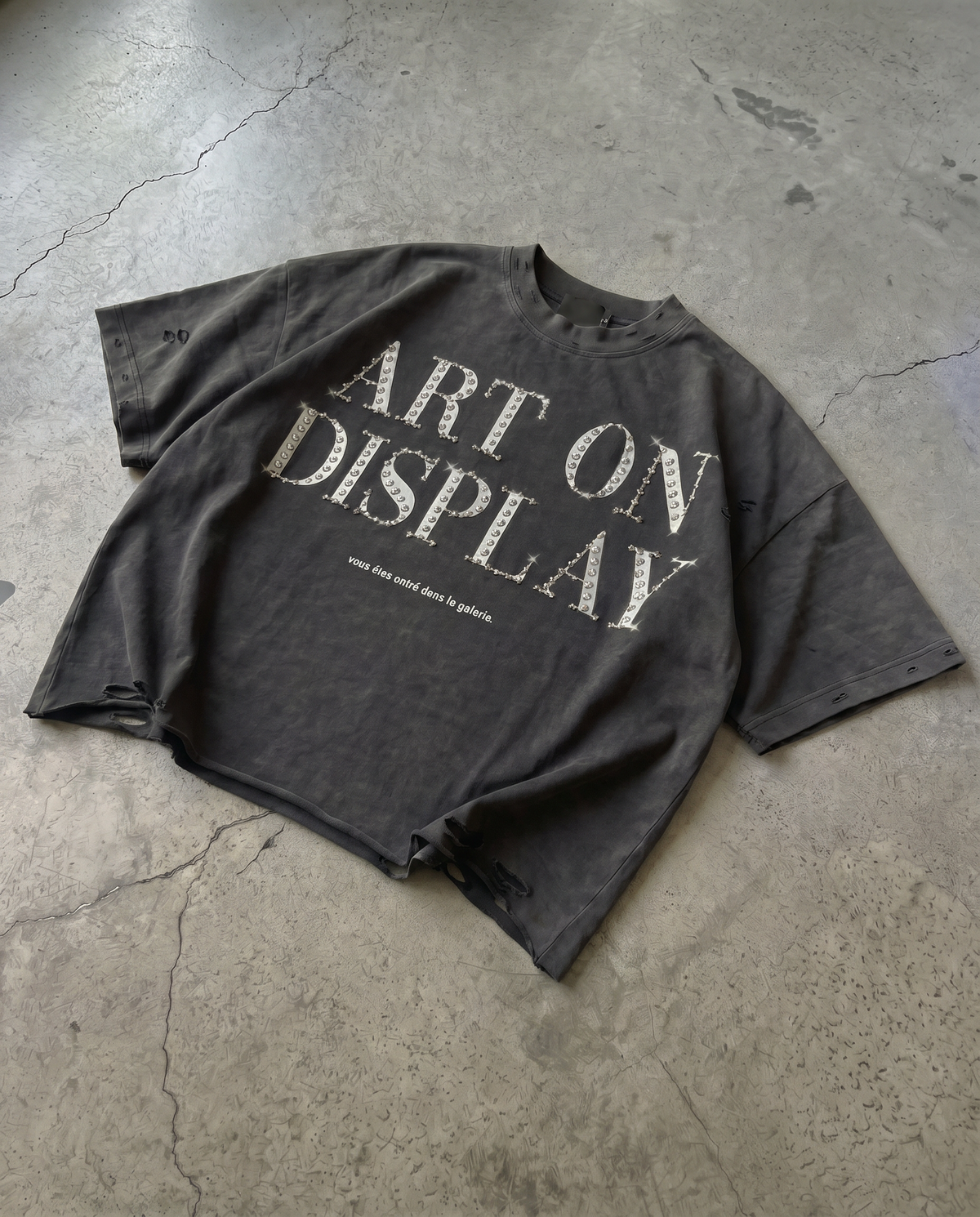 "ART ON DISPLAY" RHINESTONE DISTRESSED TEE
