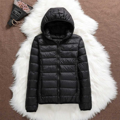 Nora Veste Femme – Veste Imperméable Ultra-Légère avec Capuche Amovible & Plis Élégants