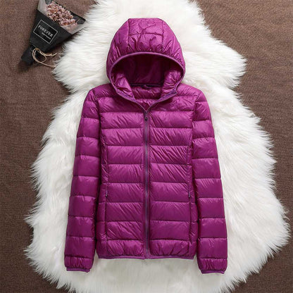 Nora Veste Femme – Veste Imperméable Ultra-Légère avec Capuche Amovible & Plis Élégants