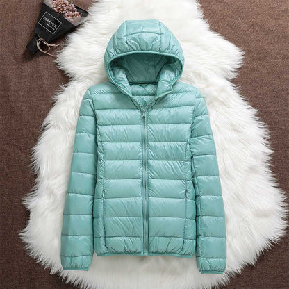 Nora Veste Femme – Veste Imperméable Ultra-Légère avec Capuche Amovible & Plis Élégants