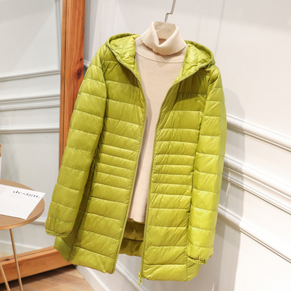 Nora Veste Femme – Veste Imperméable Ultra-Légère avec Capuche Amovible & Plis Élégants
